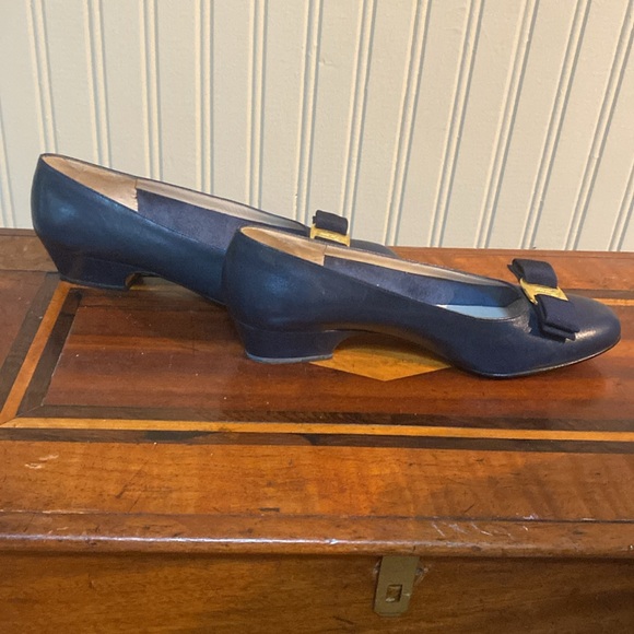 Salvatore Ferragamo Vintage Navy Blue shoes with bows and gold hardware. 7 1/2. - Picture 6 of 8